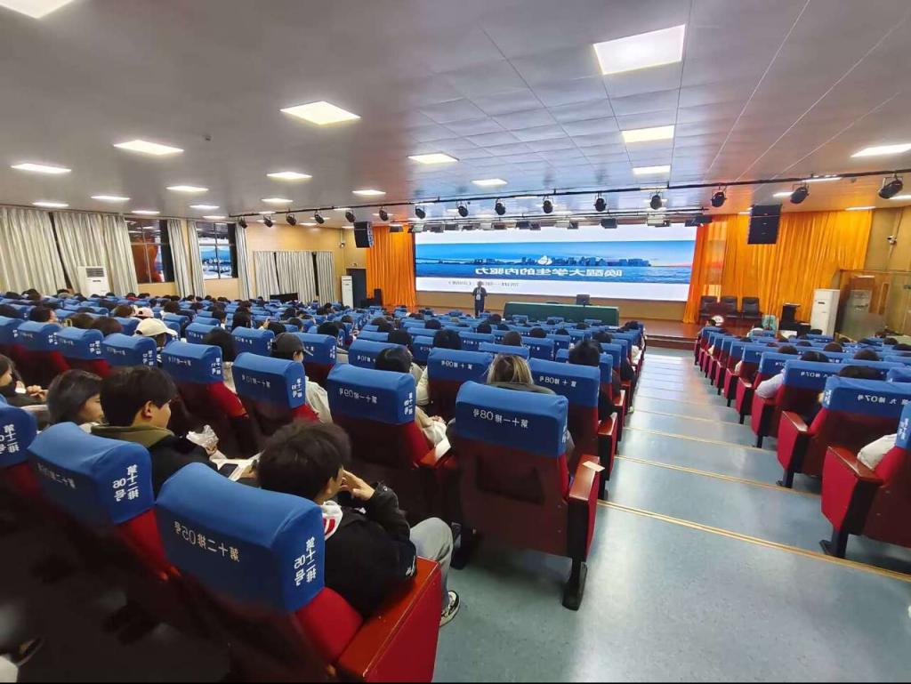 我系开展《在大学觉醒》——“唤醒大学生的内驱力” 公益讲座